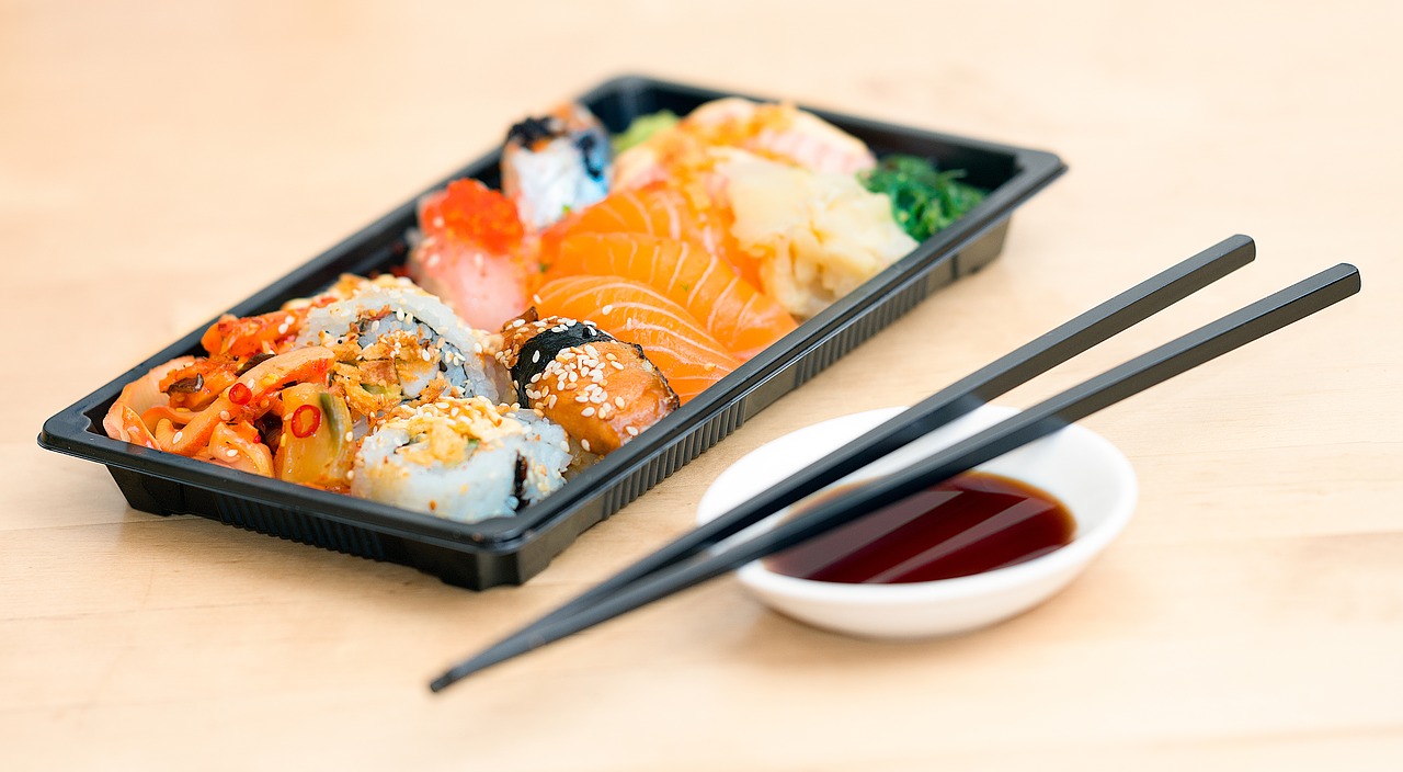 Japońskie smakołyki – zestaw do sushi: pałeczki