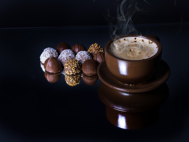 Czekoladki do kawy – czekoladki z napisem